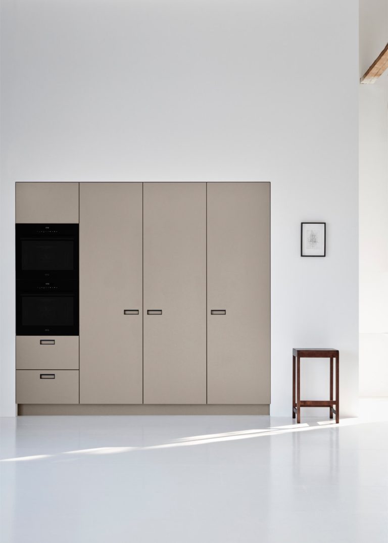 Avolia_highcabinets_clay_kitchen_kvik_AEG